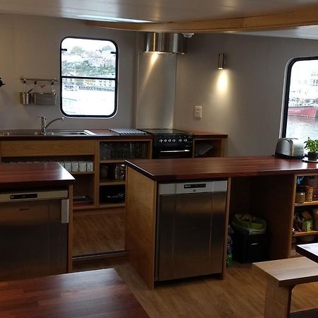 Kyle Blue - Bristol Harbour Luxury Hostel Boat Extérieur photo