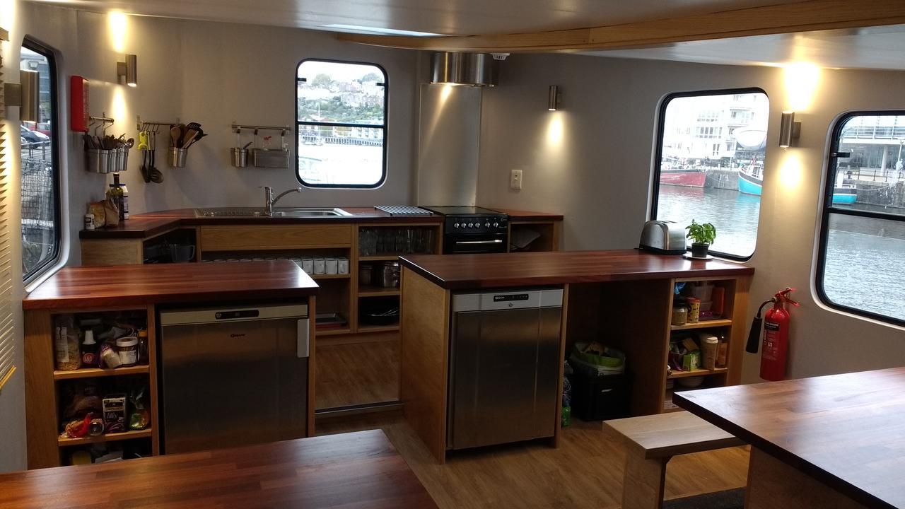 Kyle Blue - Bristol Harbour Luxury Hostel Boat Extérieur photo