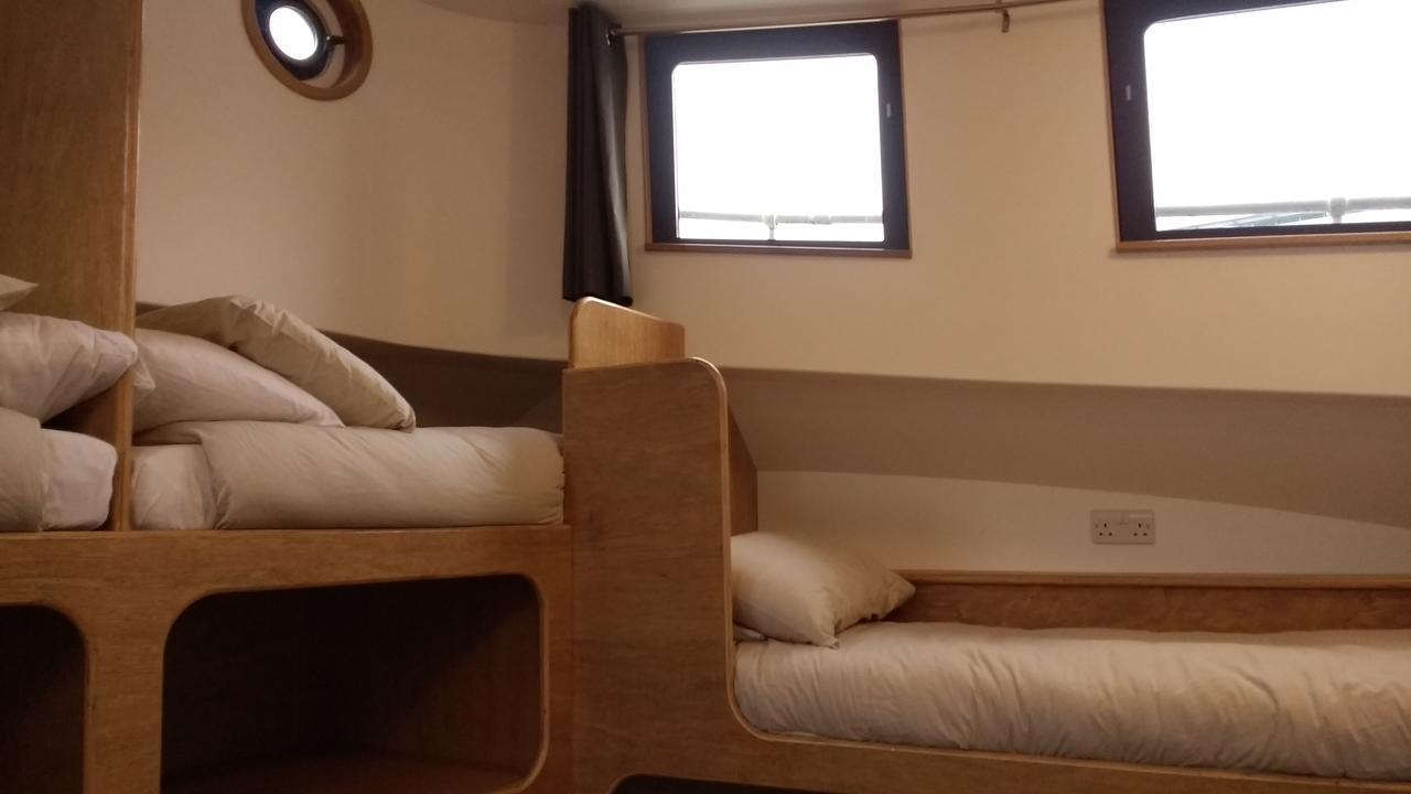 Kyle Blue - Bristol Harbour Luxury Hostel Boat Extérieur photo
